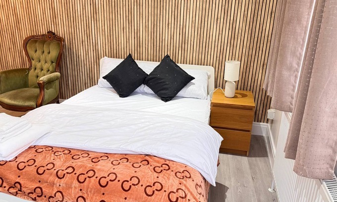 Redbridge Casa | Room 2: Modern Double Room with En-Suite in Ilford, London