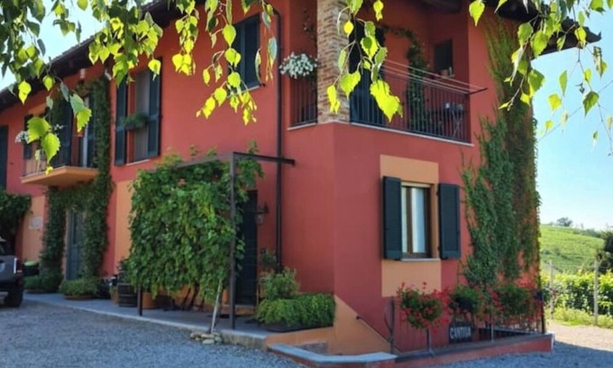 Barbaresco Casa | Room 2 with private bathroom