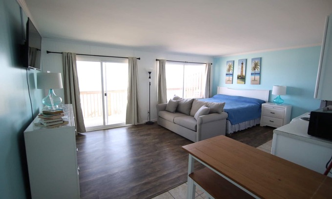 Topsail Beach Hotel | Room #206 Efficiency King w/Kitchen Dog Y
