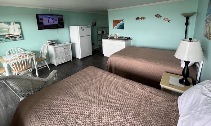 Topsail Beach Hotel | Room #213 Mini Efficiency 2 Double Beds Pets Yes