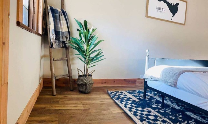 Eagle Nest Cabina | Room 3: Boutique Motel by Lake 15 Minutes to Red River/Angel Fire