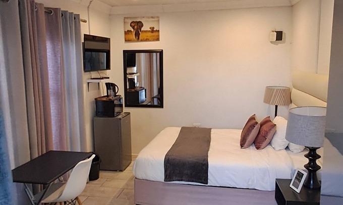 Maseru Cama Y Desayuno | Room 3 - Sleeps 2 with Private Bathroom