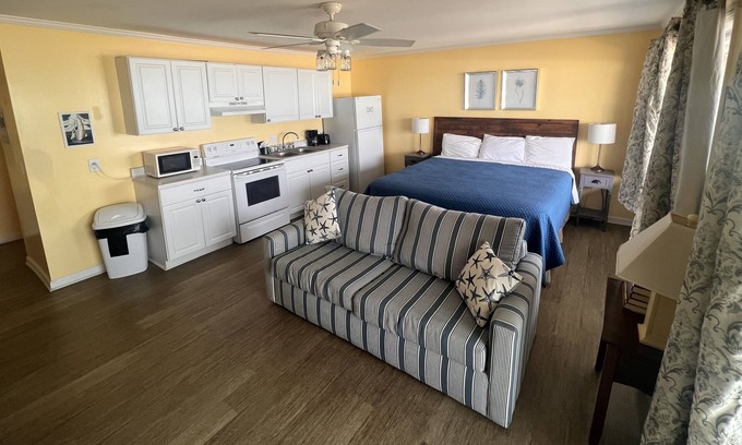 Topsail Beach Hotel | Room #307 Efficiency King w/Kitchen Dog Y