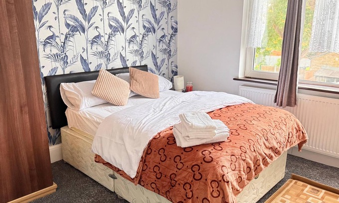 Redbridge Casa | Room 4: Stylish En-Suite Double Room, Ilford, Great Transport Links to London