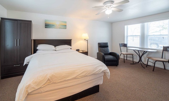 Indian River Casa | Room 5 at Inland Lake Motel, Indian River, MI