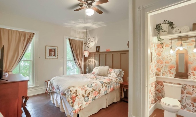 Tionesta Cama Y Desayuno | Room 5 at The Vintage Inn Boutique Bed and Breakfast; historic charm in Tionesta