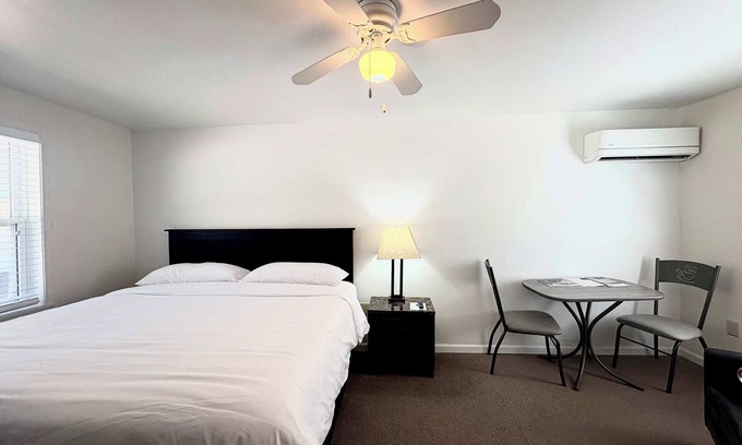 Indian River Casa | Room 8 at Inland Lakes Motel, Indian River, MI