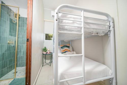 Santurce Hotel | Room 8 Colorful Crash Pad Near Cerra Art