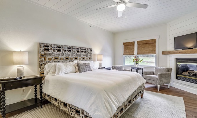 Swanton Casa | Room 8: Pond View, Lake Access, Private Bath Par-3