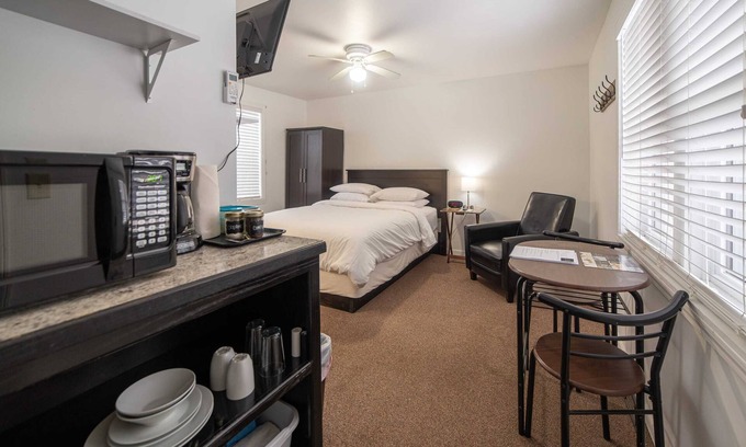 Indian River Casa | Room 9 at Inland Lakes Motel, Indian River, MI