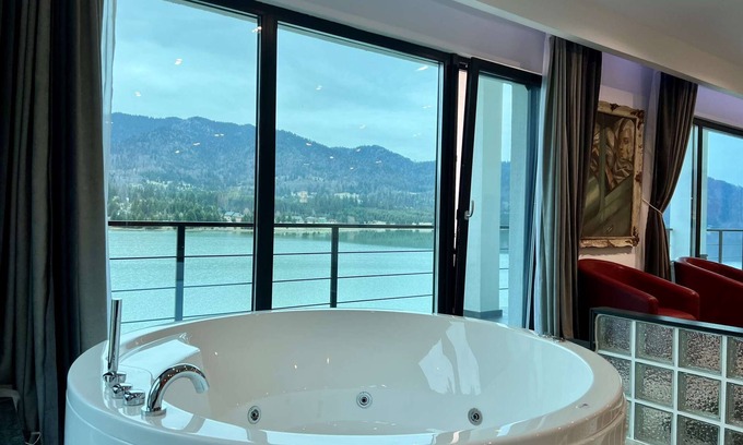 Colibita Apartamento | Room at lake Colibita with an incredible view over the lake with Jacuzzi.