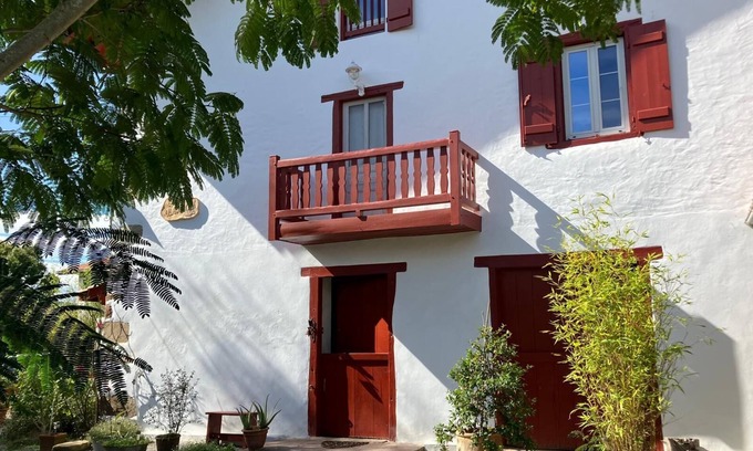 Sare Cama Y Desayuno | Room at the foot of the Rhune