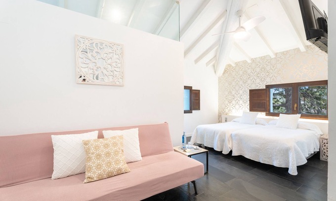 Navajas Apartamento | Habitación 'Blanca' con vistas a la montaña, Wi-Fi y aire acondicionado.