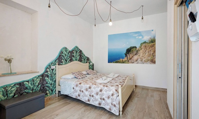 Piazza-Tralia-Pendolo Apartamento | Habitación 'Camera Sentieri Con Vista Vesuvio' con vistas a la montaña, Wi-Fi y aire acondicionado.