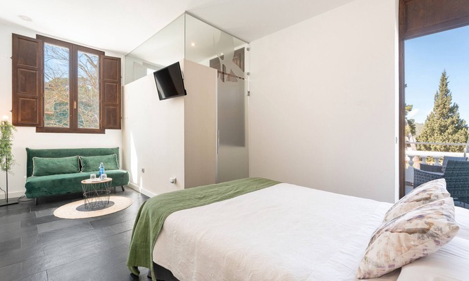 Navajas Apartamento | Habitación 'Candela' con vistas a la montaña, Wi-Fi y aire acondicionado.