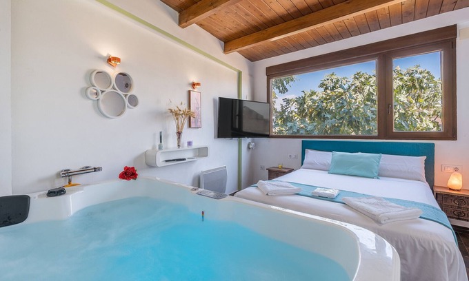 Ambroz Apartamento | Habitación 'Con Baño Privado' con vistas a la montaña, Wi-Fi y aire acondicionado.