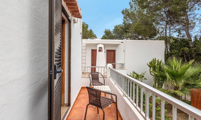 Santa Eulalia del Río Apartamento | Habitación 'Doble - 1' con vistas a la montaña, Wi-Fi y aire acondicionado.