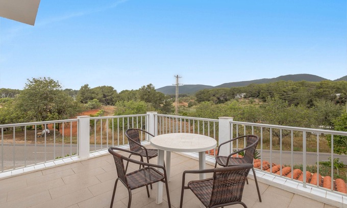 Santa Eulalia del Río Apartamento | Habitación 'Doble - 2' con vistas a la montaña, Wi-Fi y aire acondicionado.