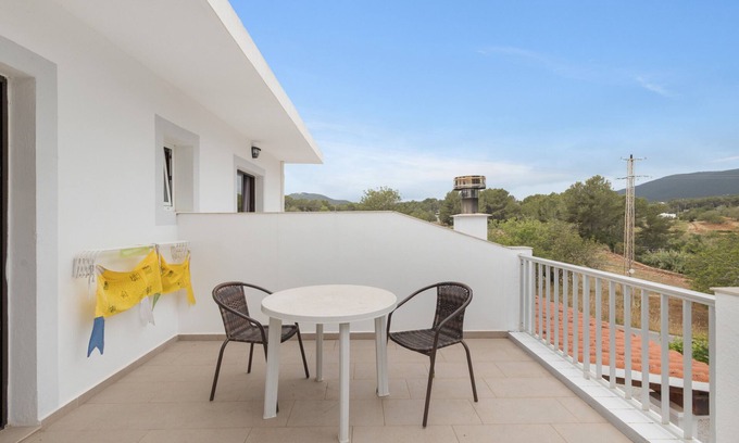 Playa de Es Figueral Apartamento | Habitación 'Doble - 3' con vistas a la montaña, Wi-Fi y aire acondicionado.