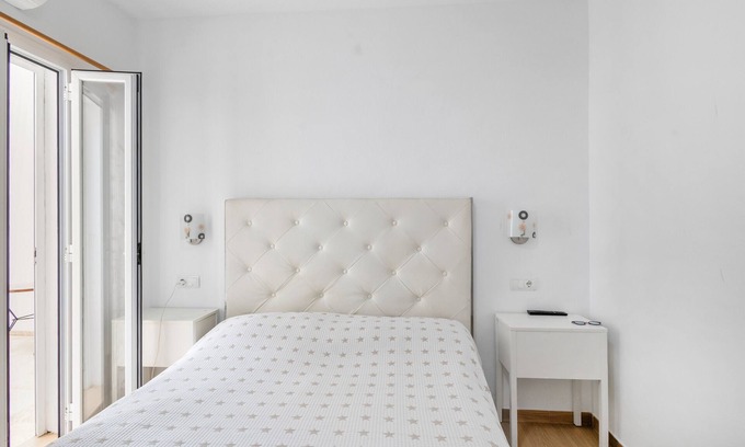 Santa Eulalia del Río Apartamento | Habitación 'Doble - 4' con vistas a la montaña, Wi-Fi y aire acondicionado.