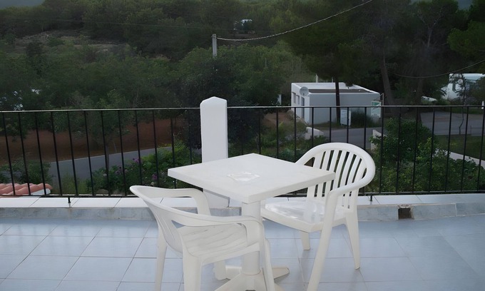 Santa Eulalia del Río Apartamento | Habitación 'Doble - 6' con vistas a la montaña, Wi-Fi y aire acondicionado.