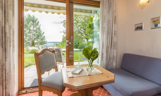 Gailingen Apartamento | Room 'Doppelzimmer 4' with Mountain View, Private Terrace and Wi-Fi