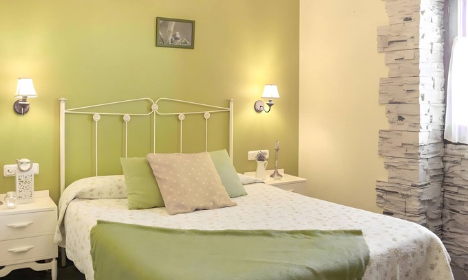 Deba Apartamento | Habitación 'Doble 5' con vistas a la montaña, jardín privado y Wi-Fi