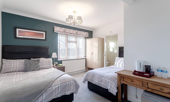 Queensbury Casa | Room-family Room With Private Bathroom