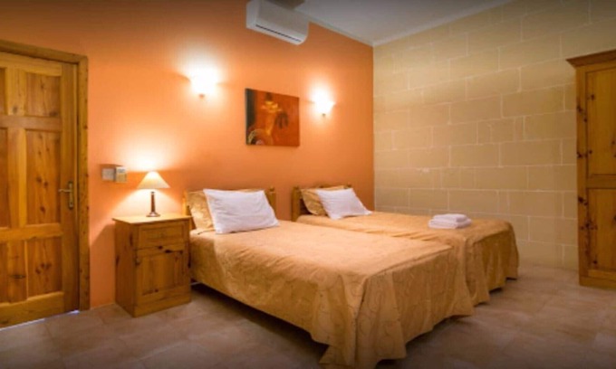 Ta' Għammar Cama Y Desayuno | HABITACIÓN PARA 3 PERSONAS CON BAÑO PRIVADO EN EL PASILLO