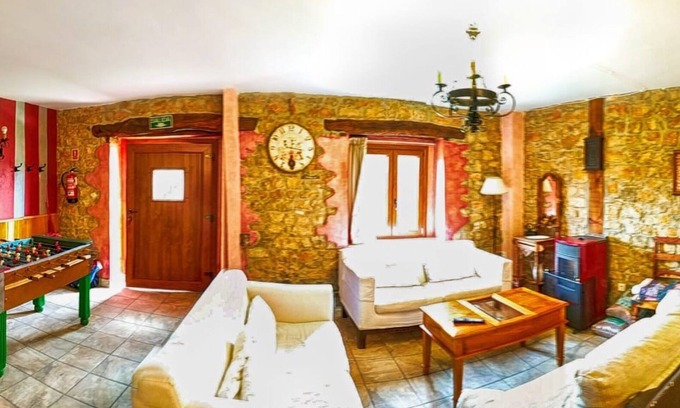 Basconcillos del Tozo Casa | Room 'Habitación Doble' with Mountain View, Shared Garden and Wi-Fi