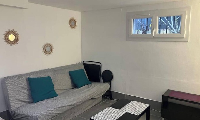 Belle-Beille Cama Y Desayuno | Room in Angers near the streetcar with shared kitchen and bathroom
