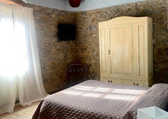 Santa Cristina a Mezzana Casa | Room in BB - Alessio room overlooking the vineyards of Tuscany