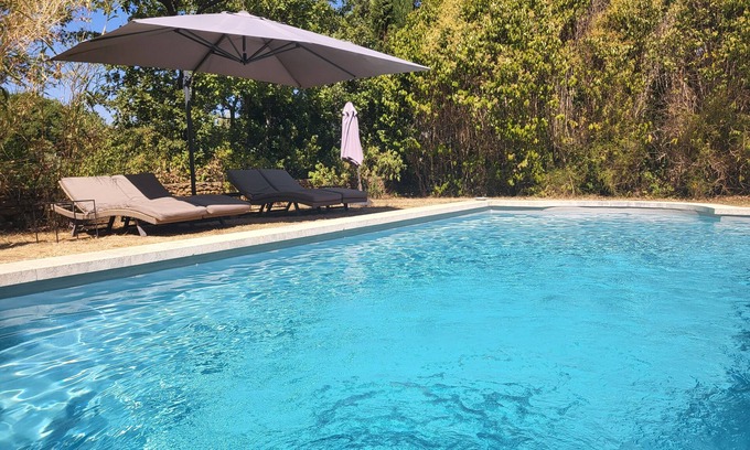 Oppede Cama Y Desayuno | Room in private cabana, bathroom, WC, small kitchen, private pool