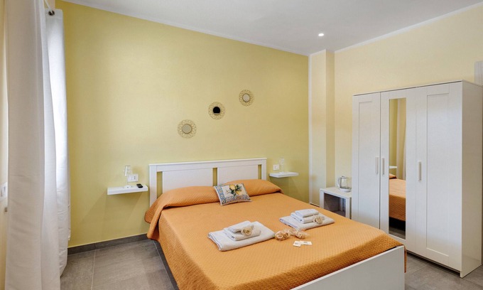 Capaccio-Paestum Apartamento | Room 'La Fiesta' with Sea View, Wi-Fi and Air Conditioning