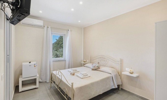 Capaccio-Paestum Apartamento | Room 'La Fiesta' with Sea View, Wi-Fi and Air Conditioning