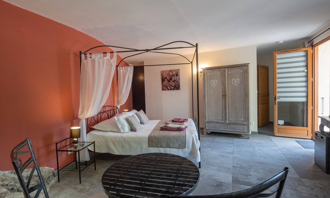 Saint Alban Auriolles Apartamento | Room 'La Peireta-Romantique' with Shared Pool, Wi-Fi and Air Conditioning