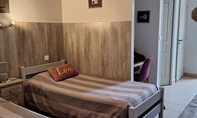 Fye Apartamento | Habitación 'Le Meslay N°7 - Chambre 4 Pers' con terraza compartida, jardín compartido y Wi-Fi
