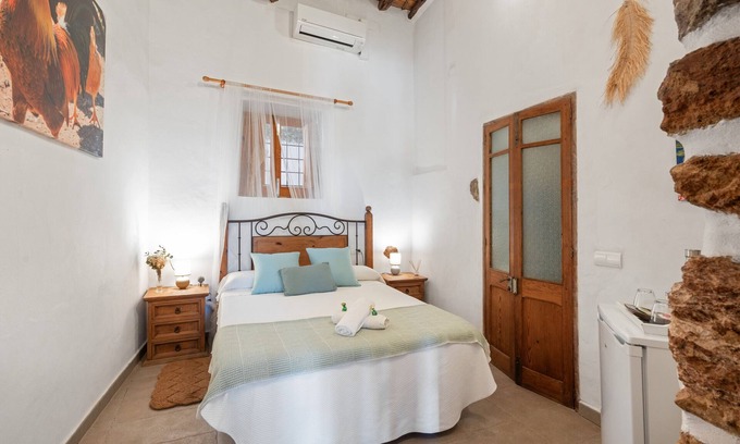 Sant Carles de Peralta Apartamento | Habitación 'Limonero' con vistas a la montaña, Wi-Fi y aire acondicionado