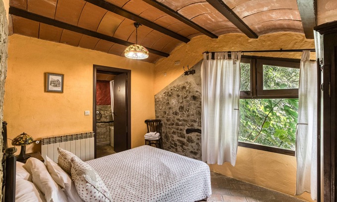 Montagut Apartamento | Habitación 'Lledoner' con vistas a la montaña, piscina compartida y terraza compartida