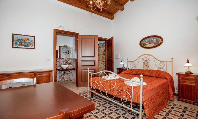 Sant'Angelo di Brolo Apartamento | Habitación 'Luna' con vistas a la montaña, Wi-Fi y aire acondicionado.
