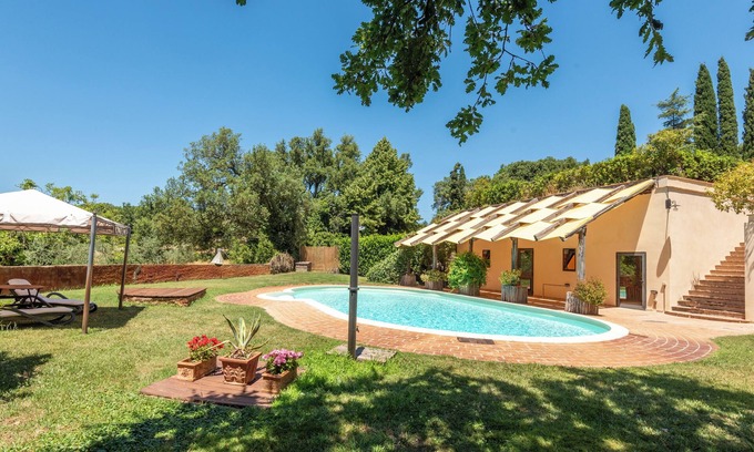 Monticiano Apartamento | Habitación 'Marroneto - Camera 2' con vistas a la montaña, piscina compartida y Wi-Fi