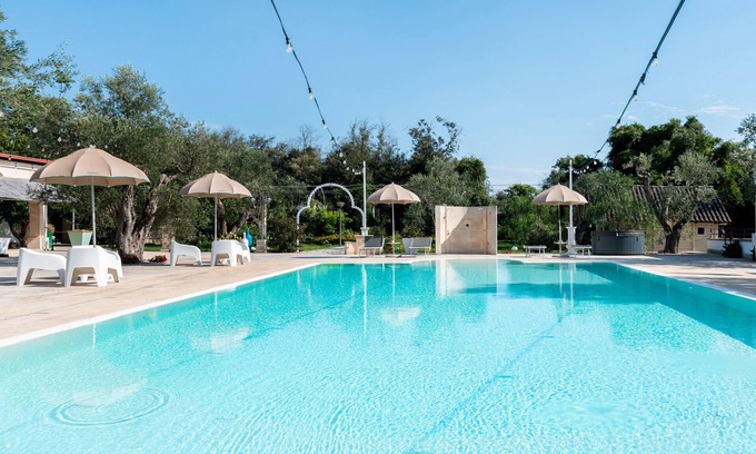Castromediano Apartamento | Habitación 'Masseria San Biagio Junior Suite 6' con piscina compartida, Wi-Fi y aire acondicionado.