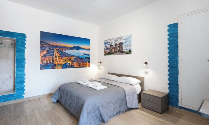 Piazza-Tralia-Pendolo Apartamento | Habitación 'Napoli Con Vista Vesuvio' con vistas a la montaña, Wi-Fi y aire acondicionado.