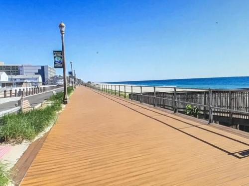 Long Branch Casa | Room near the beach and shopping 13