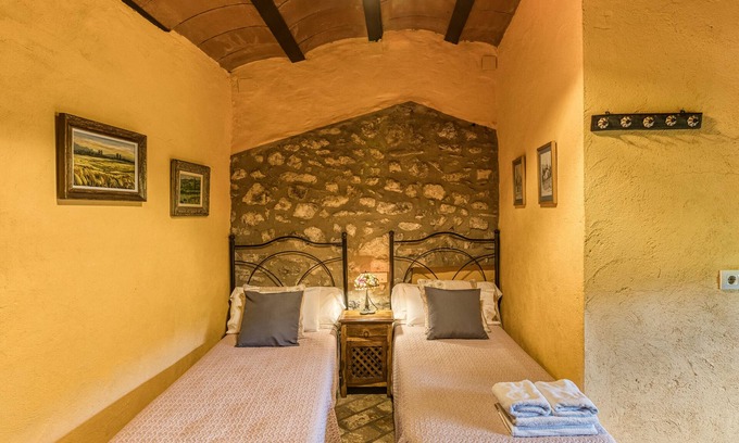 Montagut Apartamento | Habitación 'Picapoll' con vistas a la montaña, piscina compartida y terraza compartida