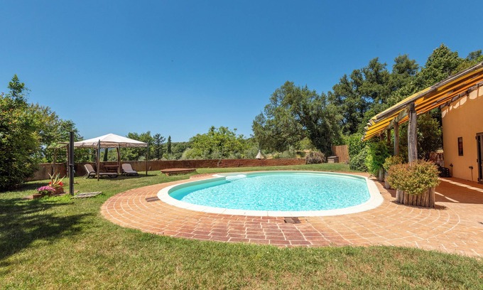 Monticiano Apartamento | Habitación 'Podere Marroneto - Camera 3' con vistas a la montaña, piscina compartida y Wi-Fi