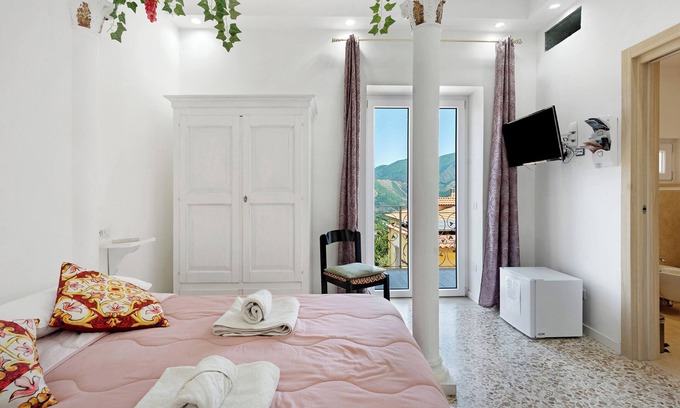 Piazza-Tralia-Pendolo Apartamento | Habitación 'Pompei Con Vista Vesuvio' con vistas a la montaña, Wi-Fi y aire acondicionado.