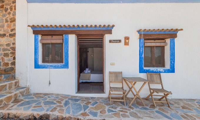 Sant Carles de Peralta Apartamento | Habitación 'Poniente' con vistas a la montaña, Wi-Fi y aire acondicionado.