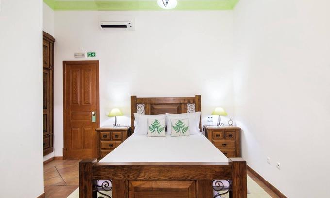 Espirito Santo Apartamento | Habitación 'Quarto Verde - Vista Pátio' con piscina compartida, Wi-Fi y aire acondicionado.