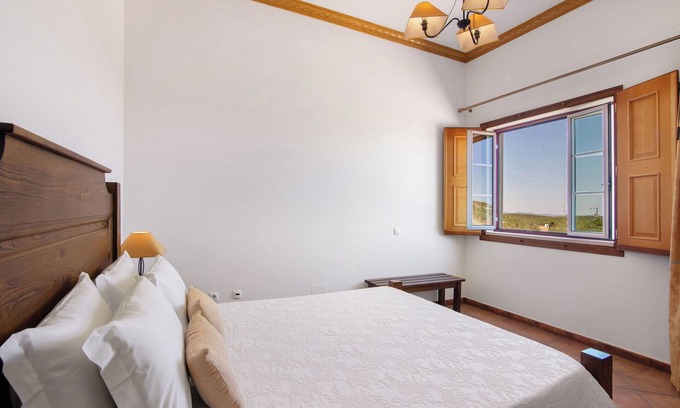 Espirito Santo Apartamento | Habitación 'Quarto Dourado - Vista Campo' con piscina compartida, Wi-Fi y aire acondicionado.